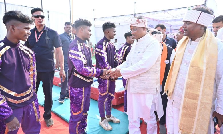 Chitrakote Mahotsav: Chief Minister meets Mallakhamb players