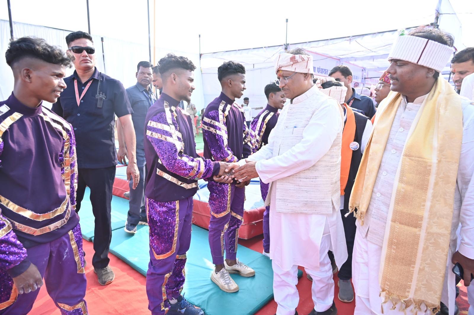 Chitrakote Mahotsav: Chief Minister meets Mallakhamb players