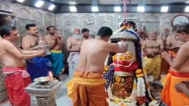 Lord Mahakal played Holi, colors of Panchami spread on Shiva devotees