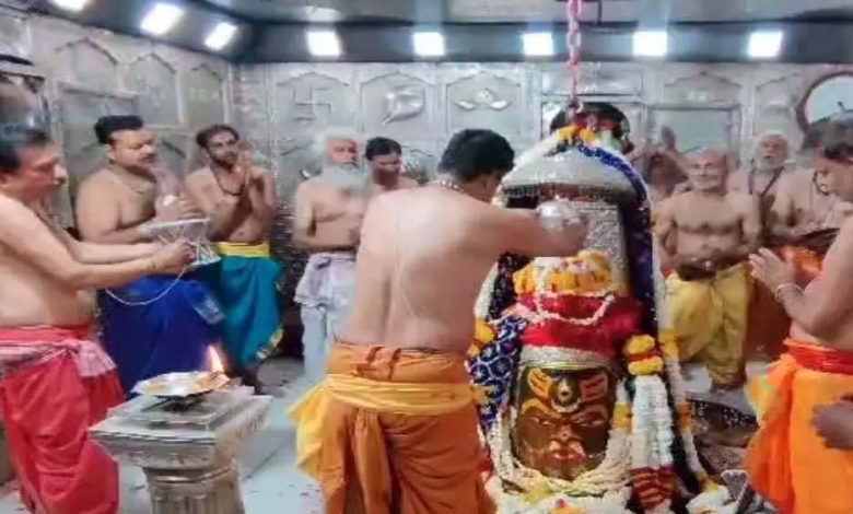 Lord Mahakal played Holi, colors of Panchami spread on Shiva devotees