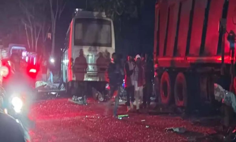 Heavy collision between a bus and truck full of wedding processions, 5 dead