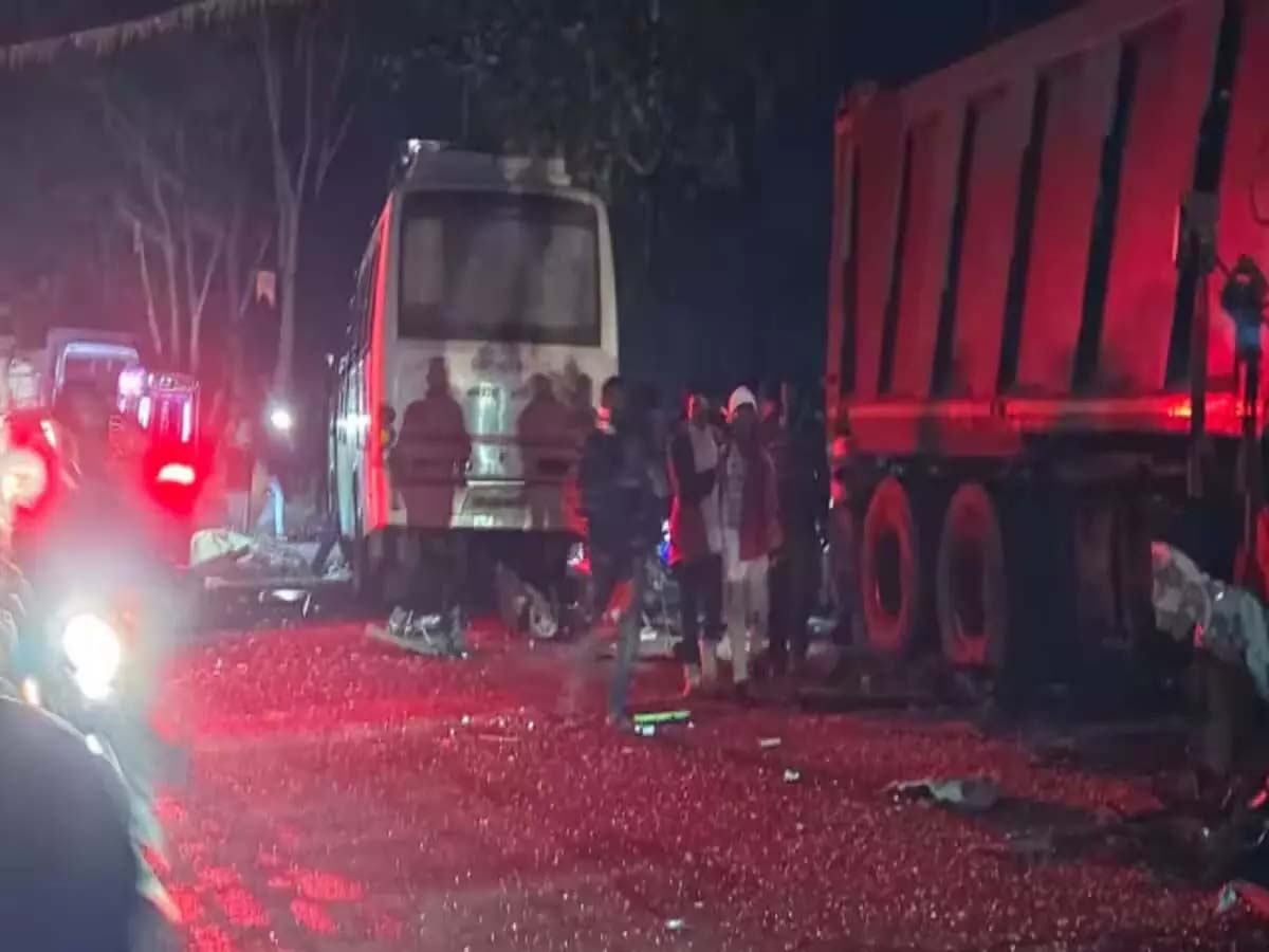 Heavy collision between a bus and truck full of wedding processions, 5 dead