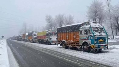 Srinagar-Jammu highway blocked for the second consecutive day