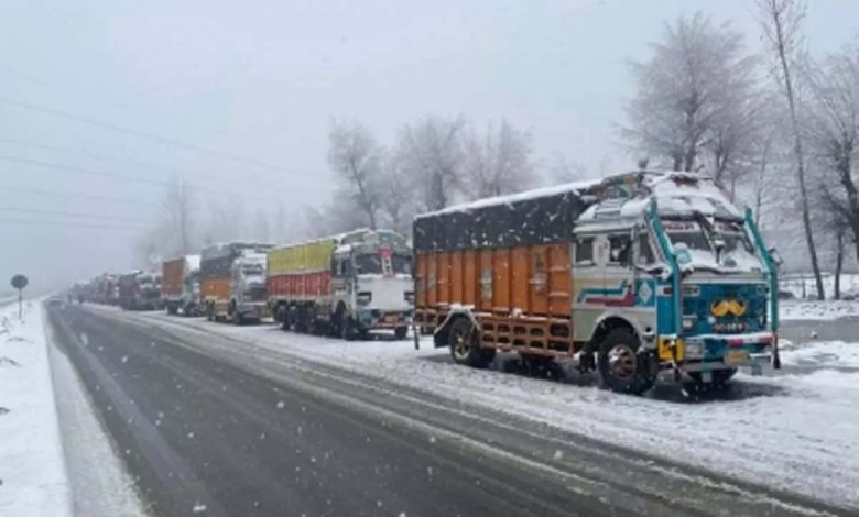 Srinagar-Jammu highway blocked for the second consecutive day