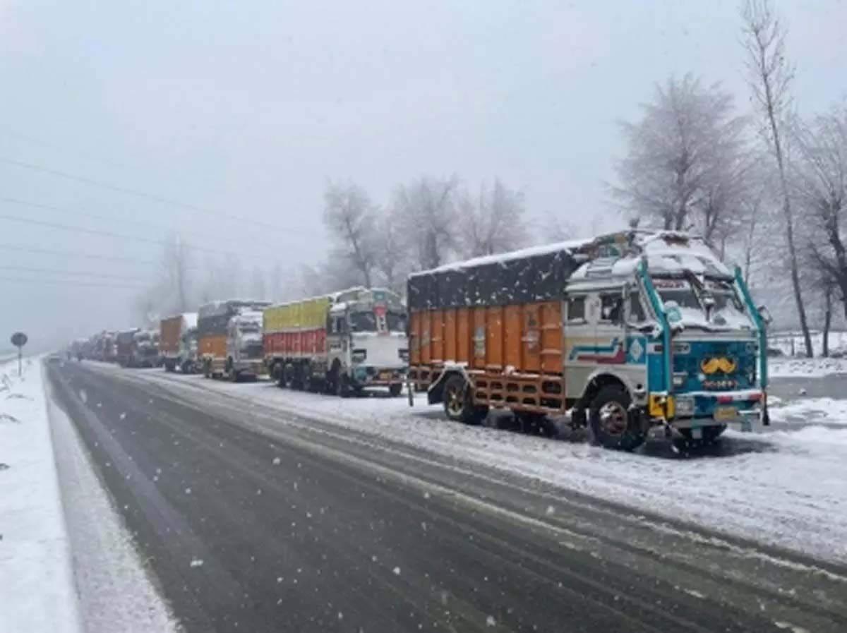 Srinagar-Jammu highway blocked for the second consecutive day