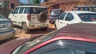 A dozen gamblers caught gambling in the forest, 6 cars recovered