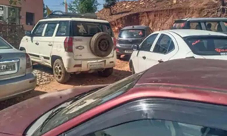 A dozen gamblers caught gambling in the forest, 6 cars recovered