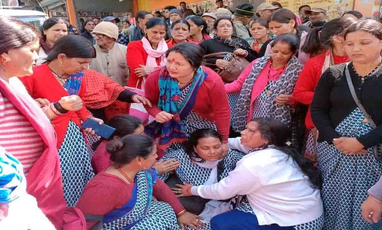 Uttarakhand: Anganwadi worker fainted during protest