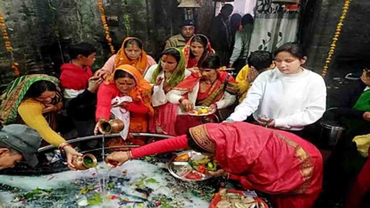 On the occasion of Mahashivratri, a flood of faith gathered at all the Shiva temples of Bageshwar