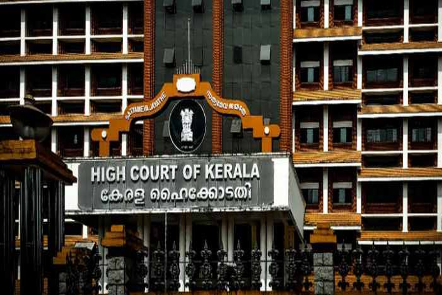 Kerala HC exempts advocates from wearing gowns