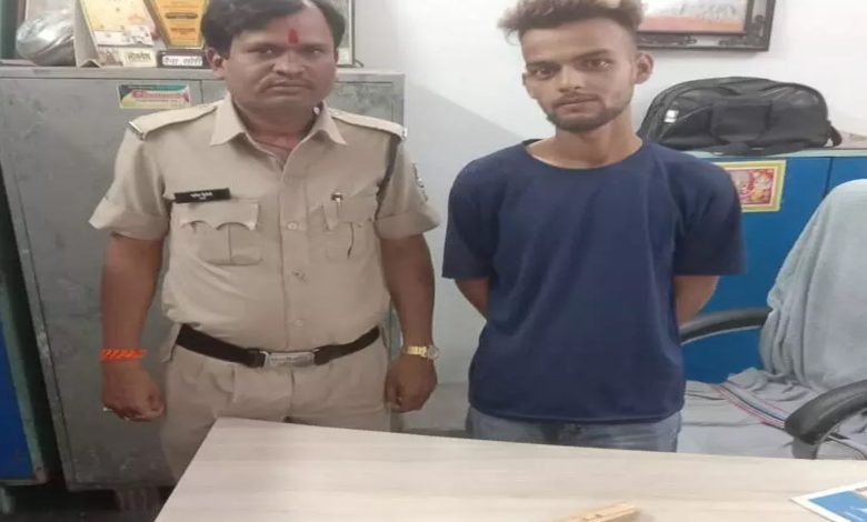 Gudhiyari police caught the criminal with a knife