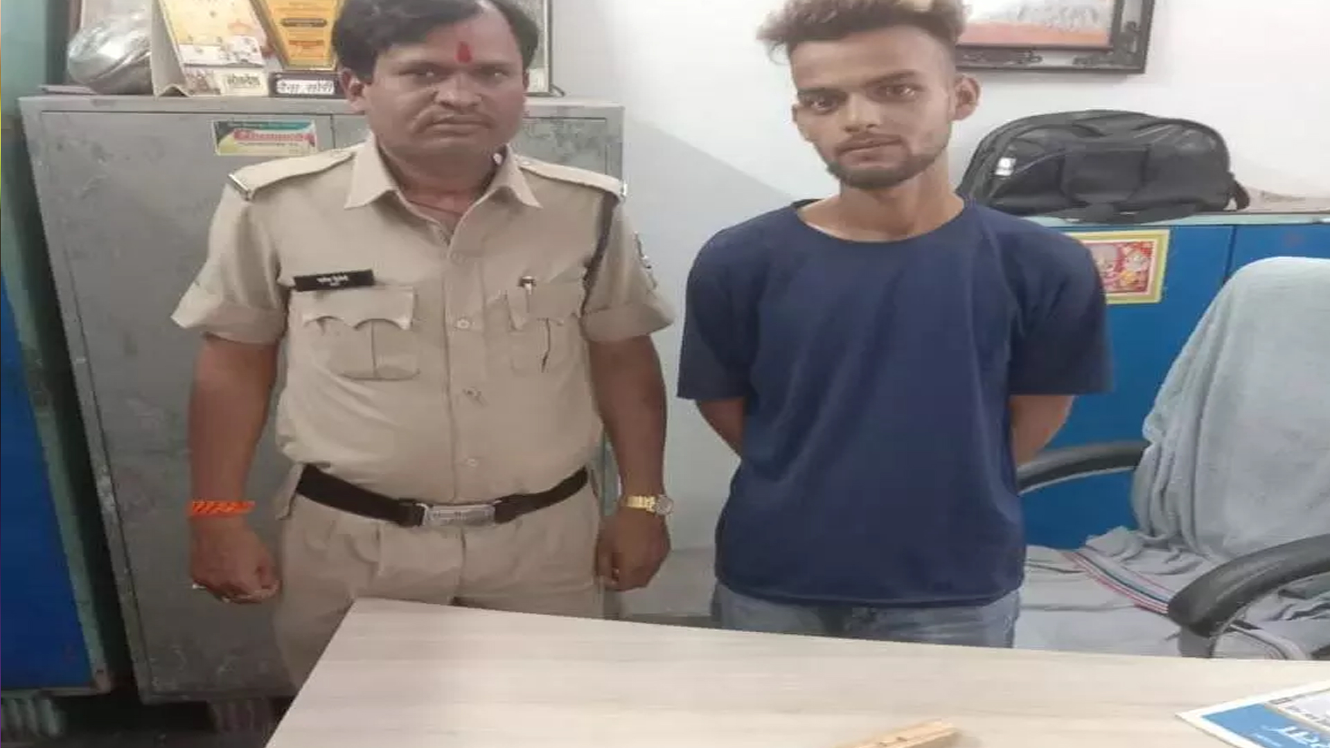 Gudhiyari police caught the criminal with a knife