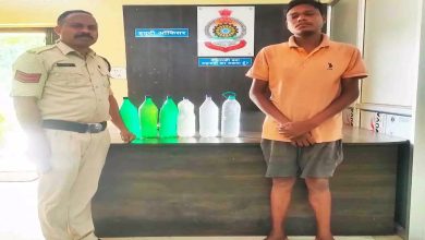 Kochiya arrested with 12 liters of Mahua liquor