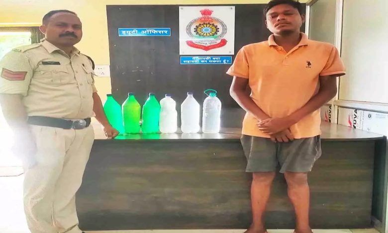 Kochiya arrested with 12 liters of Mahua liquor