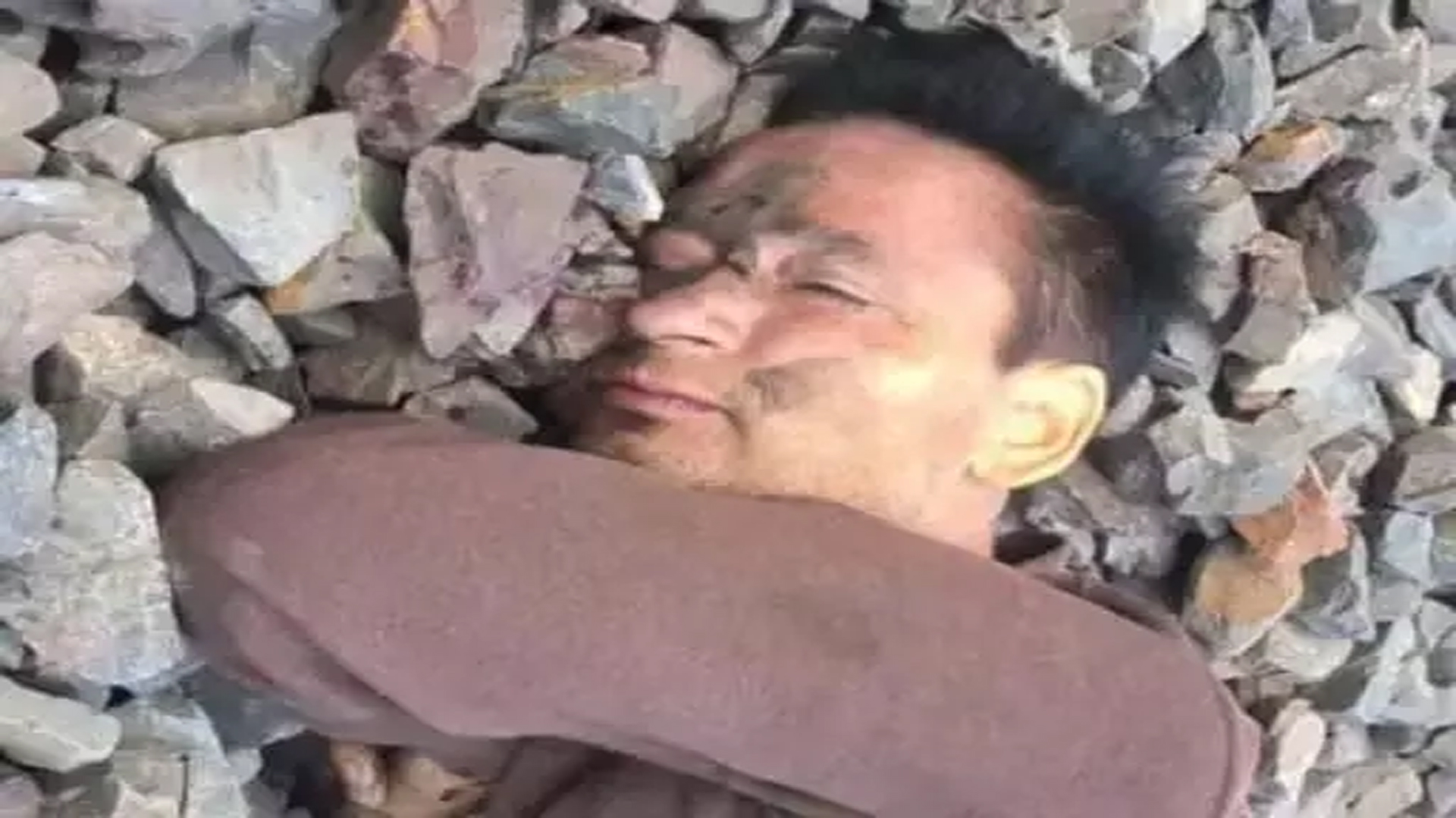 Dead body of youth found on railway track, police busy in identification