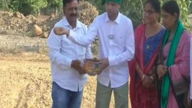 BJD leader VK Pandian performs 'Akhi Muthi Anukul' on Akshaya Tritiya