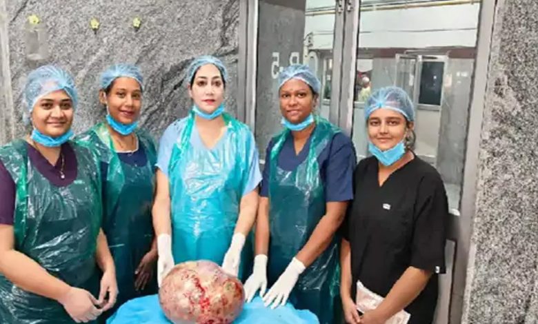 Woman's life saved by removing 10kg tumor from stomach, successful operation in Sims