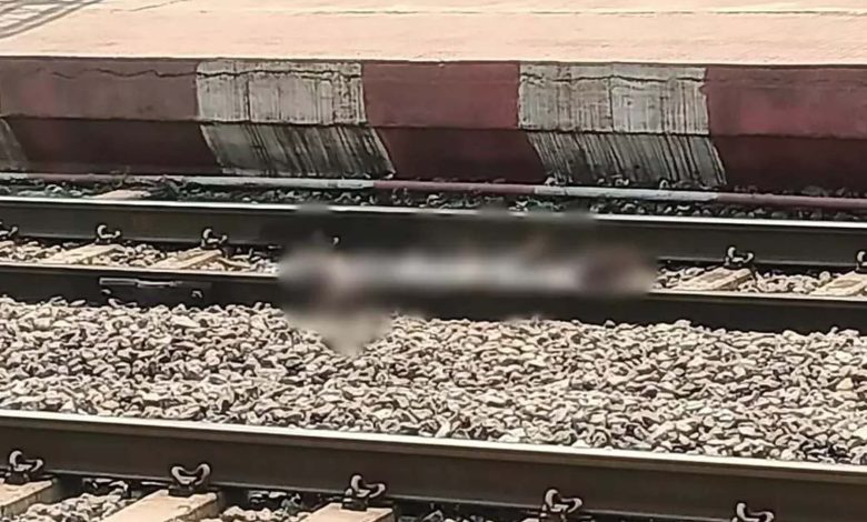 Young man lay down on the track in Raipur, body divided into two parts due to passing train