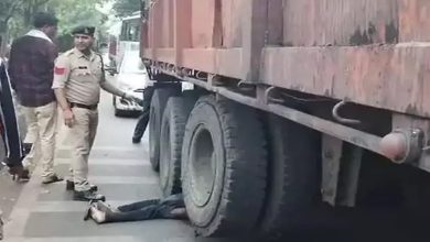 An old man lay down in front of a truck, even the police were surprised to see the dead body