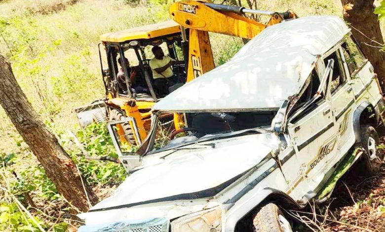 Villager dies after Bolero overturns, many injured