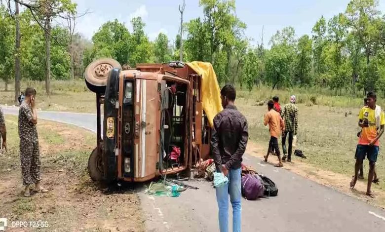 A vehicle filled with wedding processions met with an accident, a dozen people injured