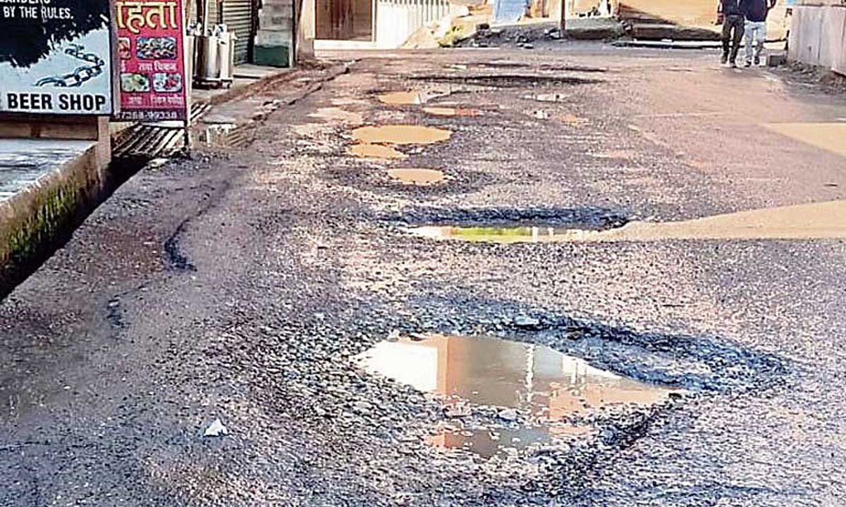 Kullu bus stand road in pitiable condition