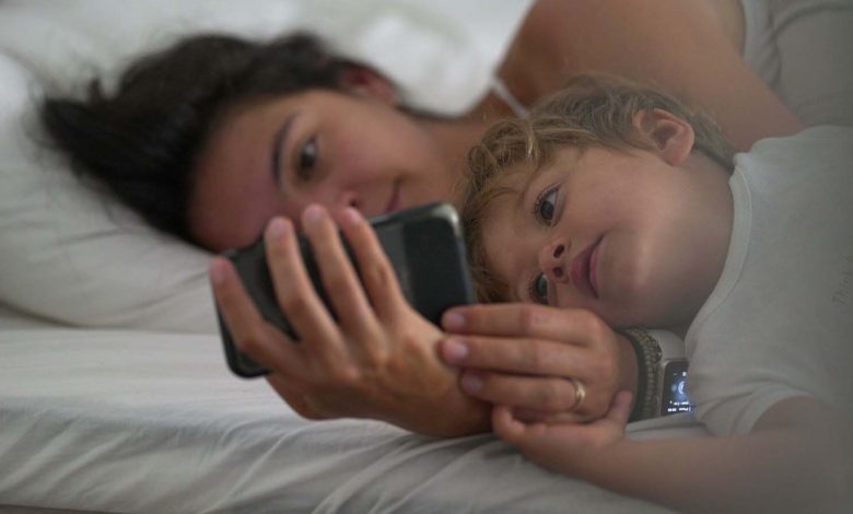 Excessive use of mobile phones causes dangerous damage to children, addiction is a big problem