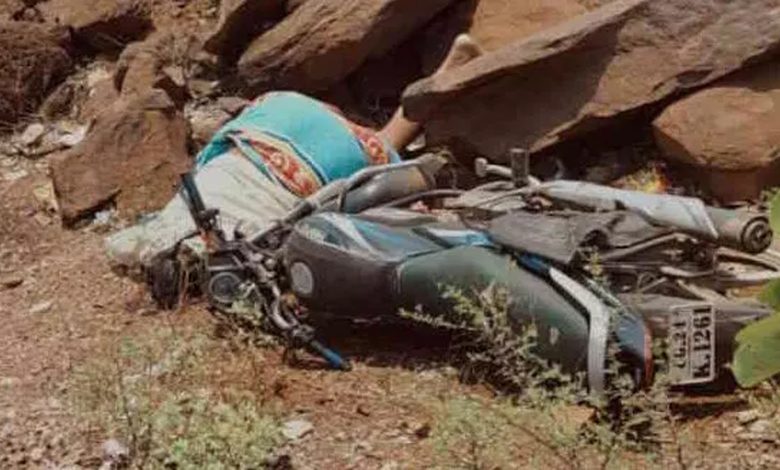 Balod Accident: Bike rider dies after losing control