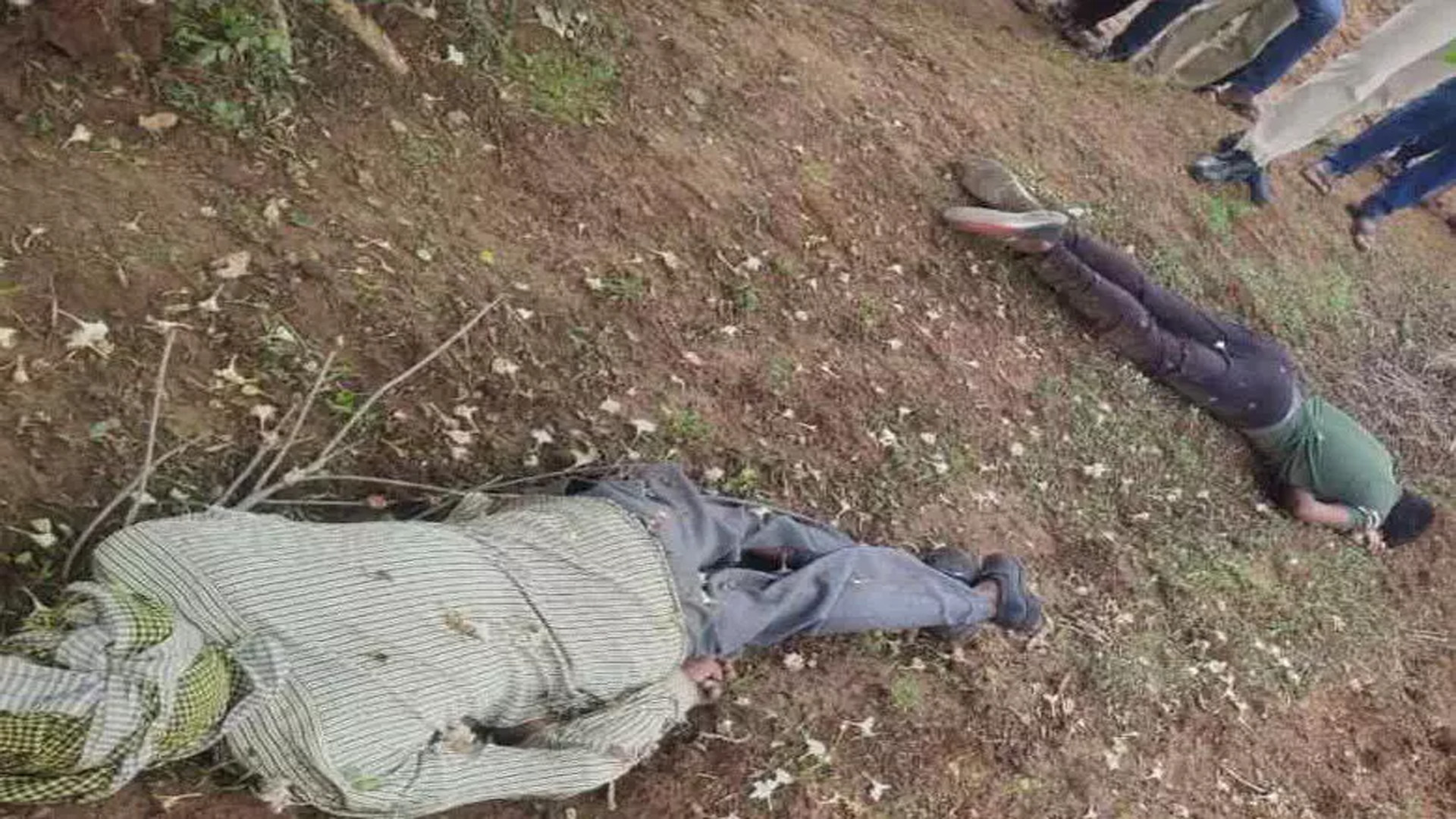 Two farmers took shelter behind a tree to save themselves from rain, died due to lightning