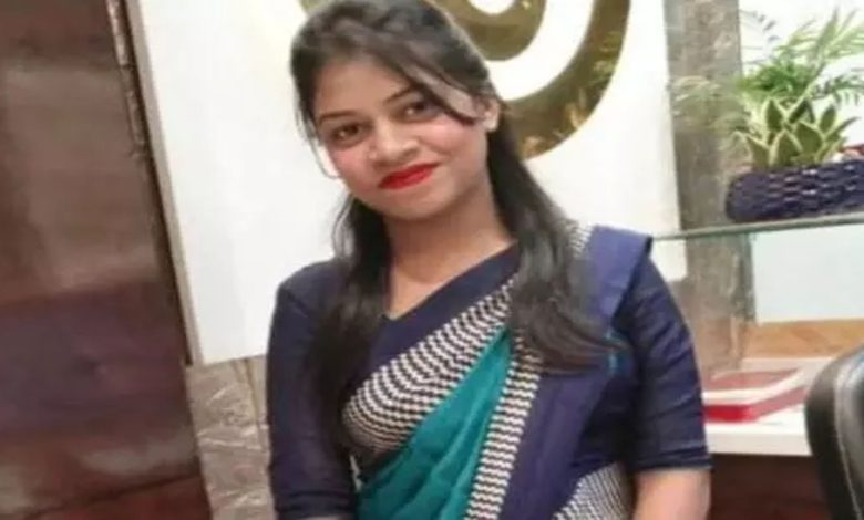 A girl working in a jewelry shop committed suicide