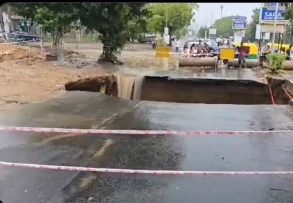 Road collapsed due to heavy rain in Gujarat, many trees fell