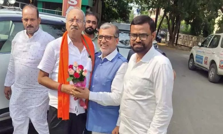 Education Minister and senior BJP leader Brijmohan Agarwal made a courtesy visit to Managing Editor Pappu Farishta at the Janta Se Rishta office