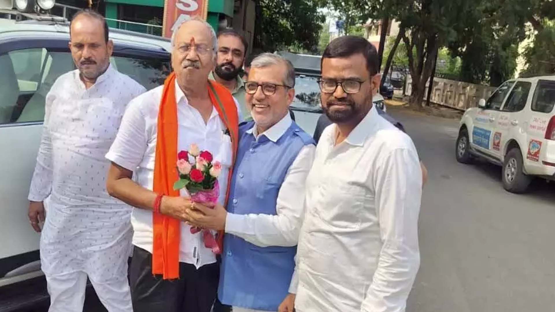 Education Minister and senior BJP leader Brijmohan Agarwal made a courtesy visit to Managing Editor Pappu Farishta at the Janta Se Rishta office