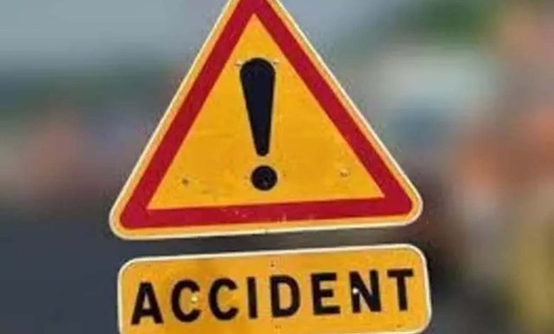 Accident: 3 people including a girl died and 13 were injured in a road accident