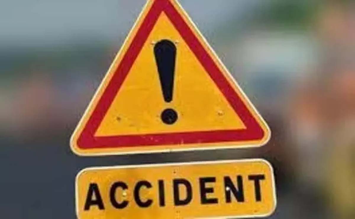 Accident: 3 people including a girl died and 13 were injured in a road accident