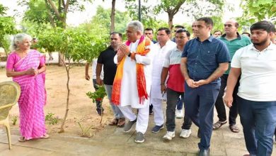 Alwar: Union Forest and Environment Minister interacted with the public and planted trees