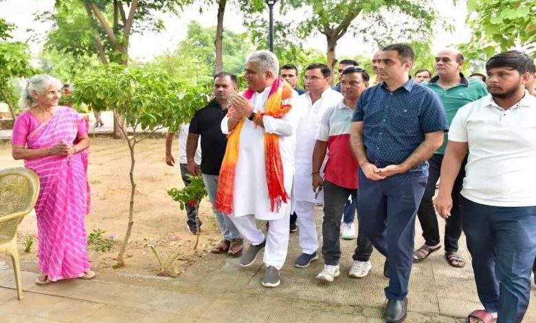 Alwar: Union Forest and Environment Minister interacted with the public and planted trees