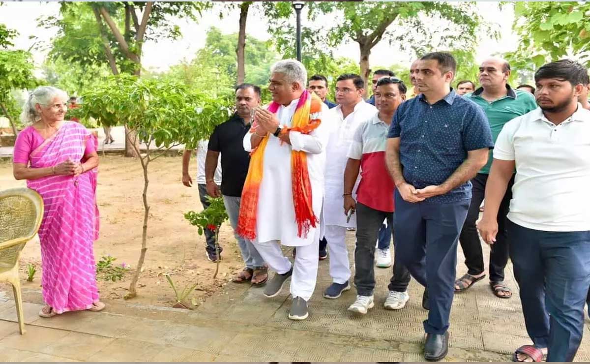 Alwar: Union Forest and Environment Minister interacted with the public and planted trees