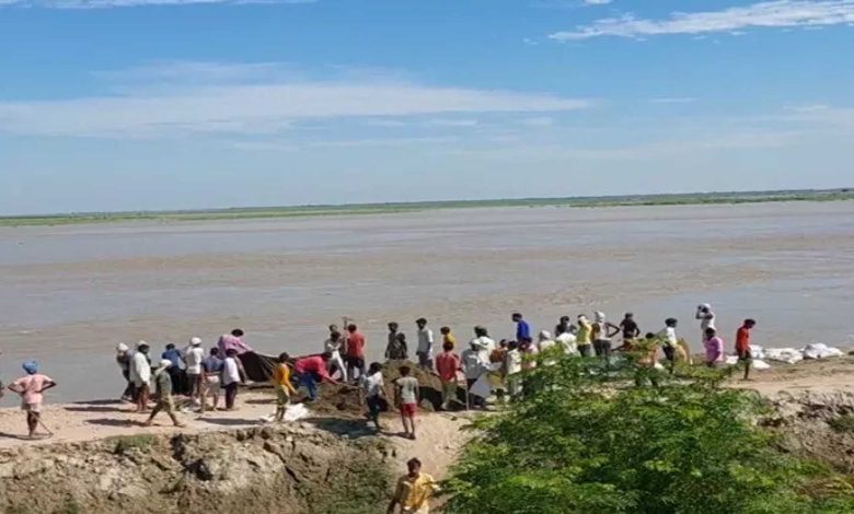 Kasganj: Ganga's fierce form is visible, dam made at a cost of Rs. 3.5 crores submerged