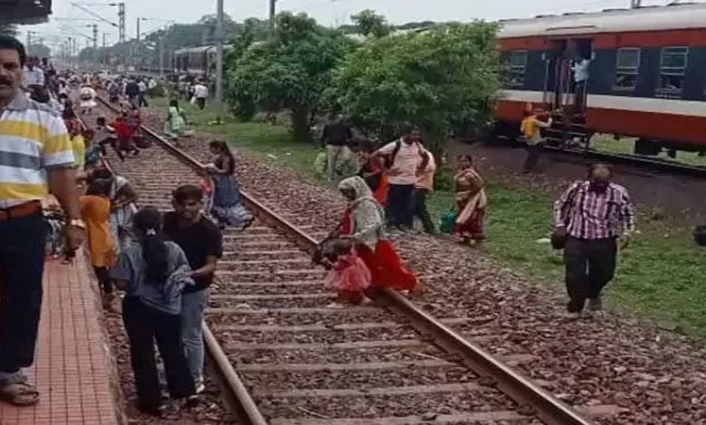 There was a stampede at the railway station, people were shocked