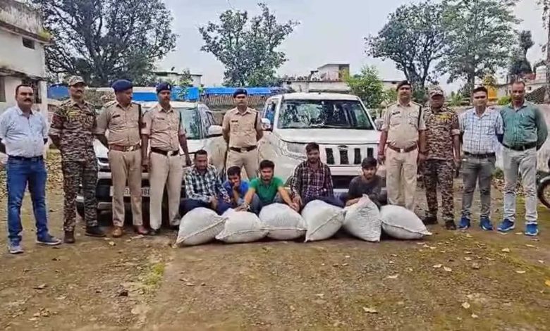 Ganja recovered from two cars, 5 smugglers arrested