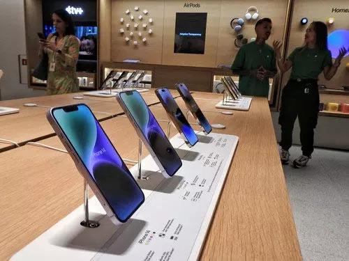 Apple may manufacture iPhones worth Rs 3.36 lakh crore in India by FY26