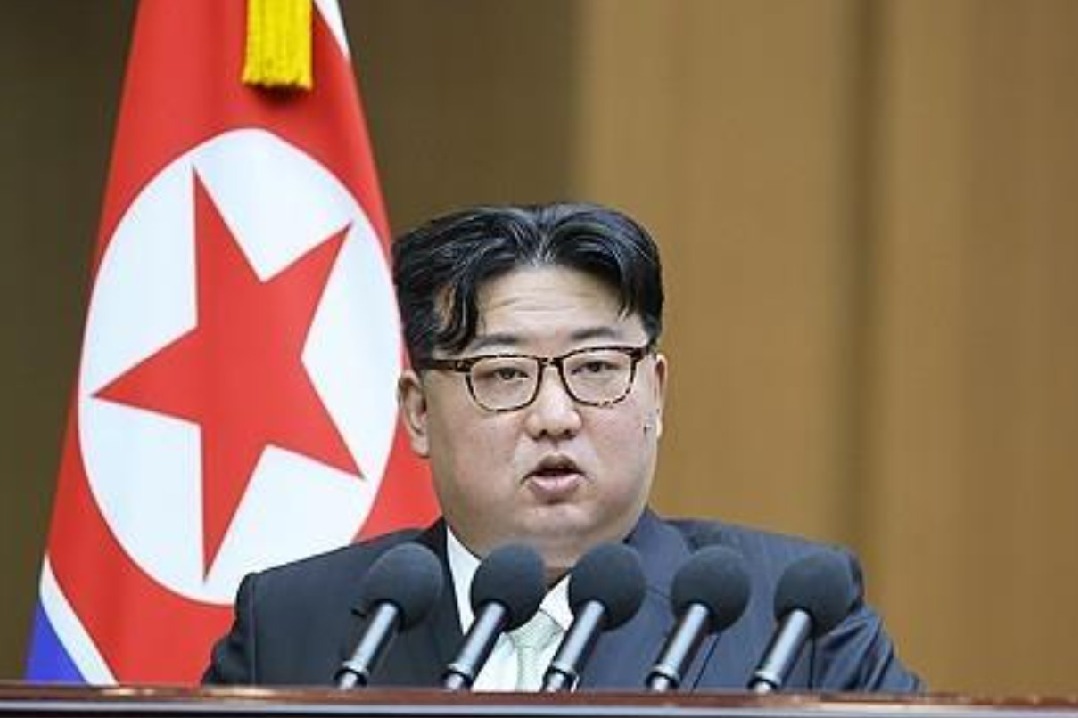 Kim inspected the construction site of a greenhouse farm in Sinuiju