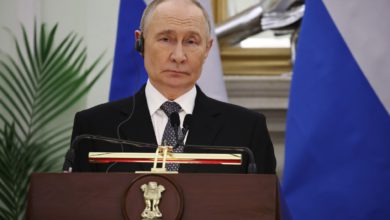 Russian media: Hotel staff requested a photo, and Putin agreed.