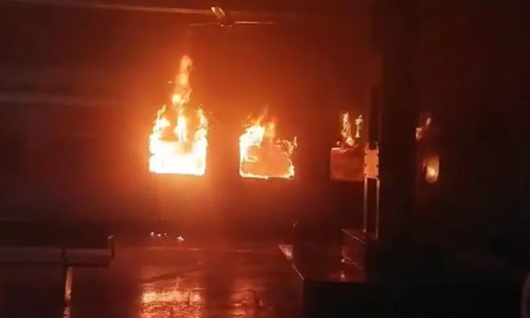 One person died in a fire on the Tatanagar-Ernakulam Express in Andhra Pradesh