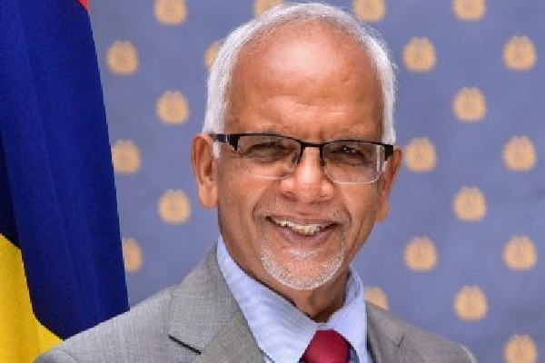 Mauritius President's religious visit to Andhra , worships in the temple