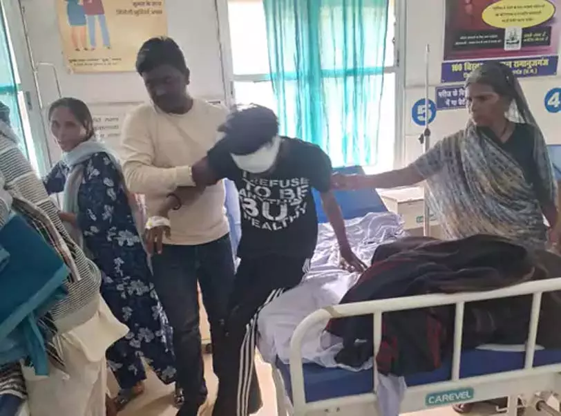 Road accident in Ramanujganj, 18-year-old Shubham seriously injured